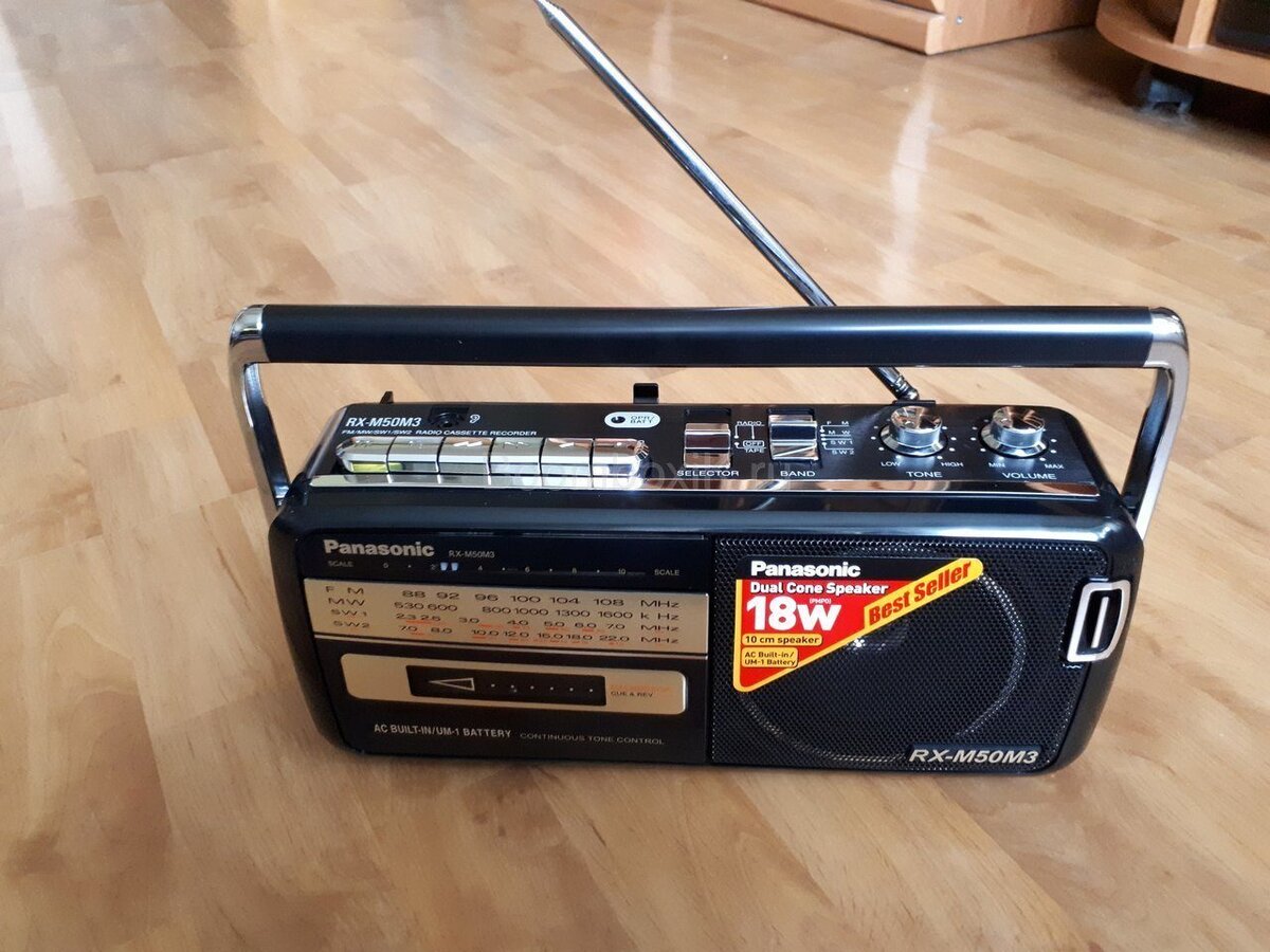 Удобная ручка для переноски. Длинная антенна