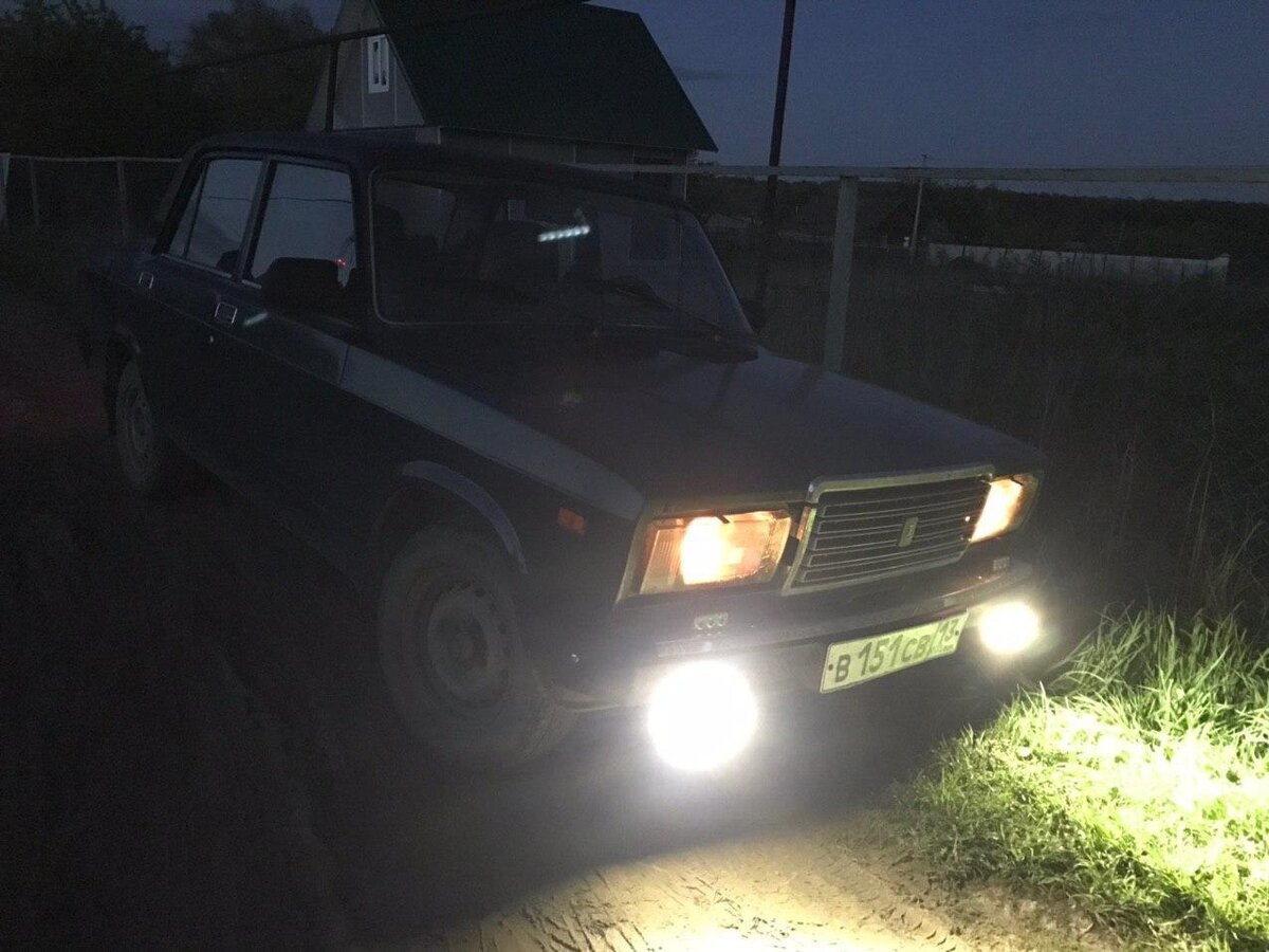 Свет фар авто ночью, вкупе с противотуманными фонарями