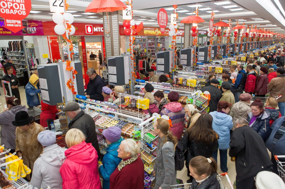 Представим ситуацию что в такой очереди внезапно перед Вами пробили целую корзину товара и у покупателя не оказывается с собой кошелька, но он просит Вас расплатиться картой, а он переведёт Вам деньги на карту через приложение банка с телефона (картинка из интернета)