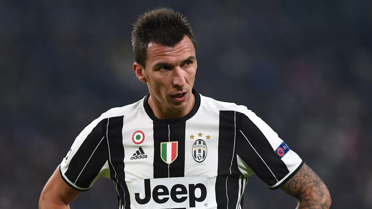 Марио Манджукич Хорватский футболист

Как сообщает «Спорт24», хорватский нападающий Марио Манджукич рассматривает вариант продолжения карьеры в РПЛ и требует у «Локомотива» двухлетний контракт на 8 млн евро.

34-летний форвард, который вчера покинул катарский «Аль-Духайль», на данный момент ведет переговоры с красно-зелеными. Марио хочет двухлетний контракт с зарплатой в четыре миллиона евро за сезон. 
При этом ранее агент Манджукича Иван Цветкович опроверг появившуюся в российских СМИ информацию о том, что звездный нападающий может перейти в московский «Локомотив».

Напомним, Манджукич перебрался в катарский клуб в конце декабря 2019 года на правах свободного агента. Стороны вчера приняли решение прекратить сотрудничество, расторгнув контракт по обоюдному согласию. О причинах данного решения не сообщается.