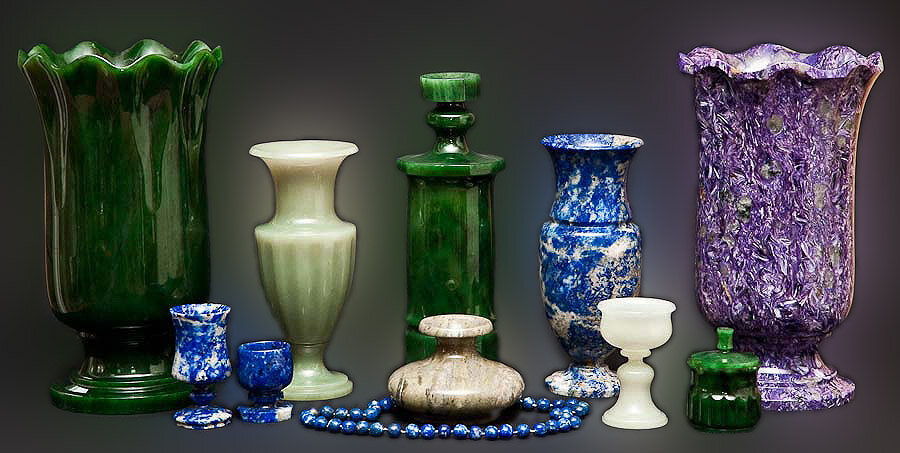 Витрина с самоцветами, которыми добывали в СССР