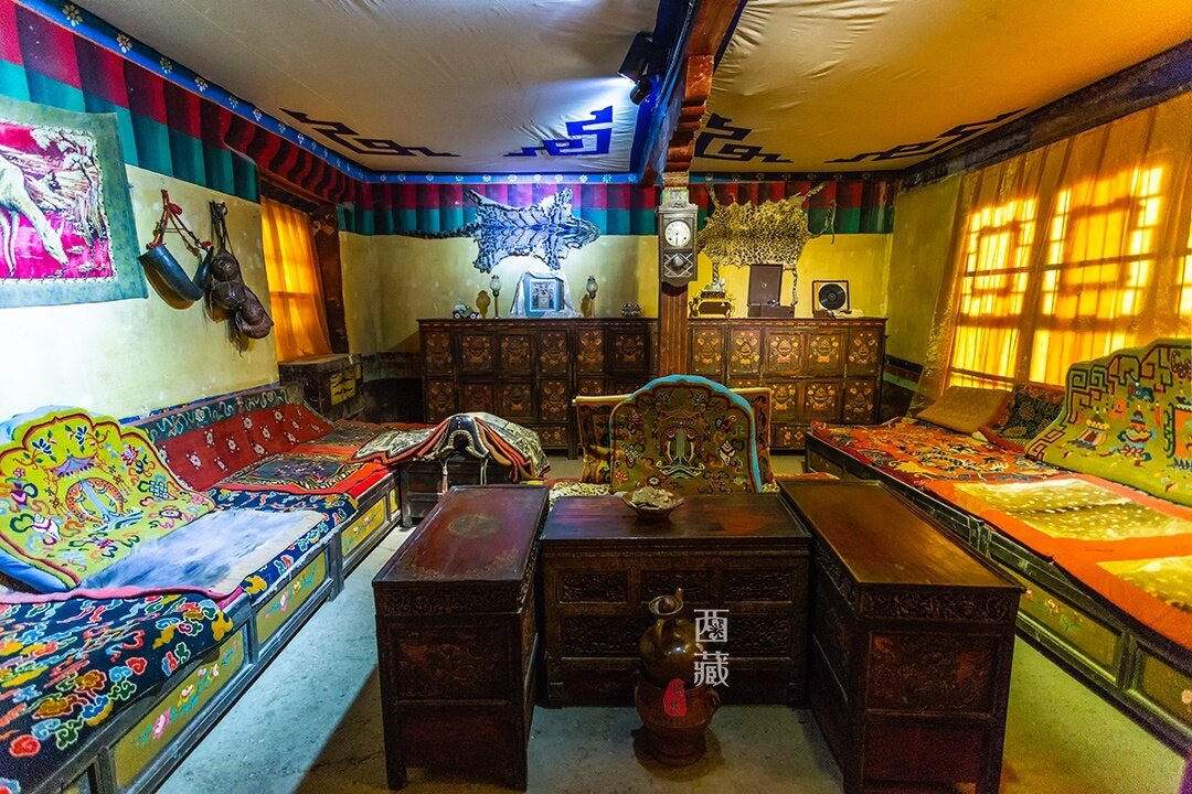 В сохранившихся особняках тибетской знати можно увидеть английские грамофоны