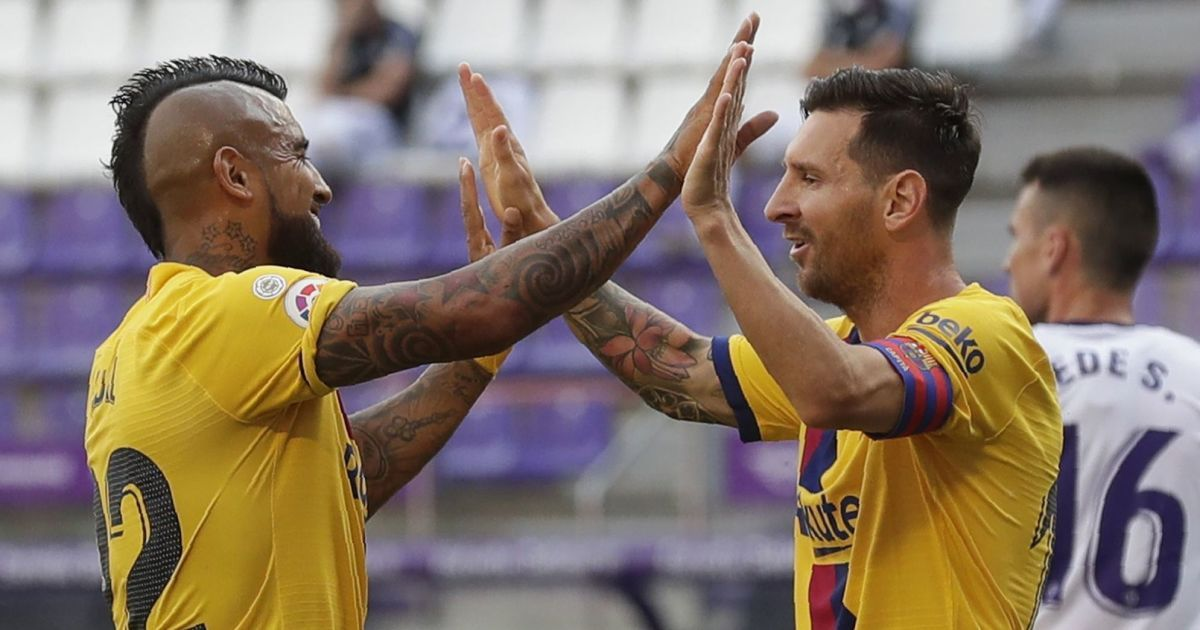 Видаль и Месси празднуют забитый гол