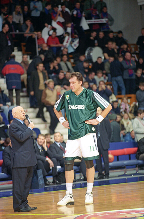 фотография взята из открытых источников. Арвидас Сабонис и Александр Гомельский.