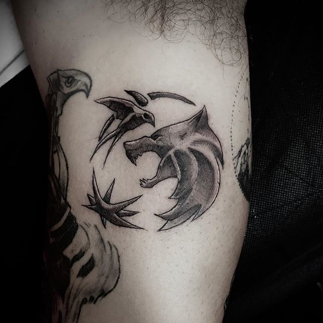 Такой символ мы видели в 8 серии 1 сезона Ведьмака от Netflix