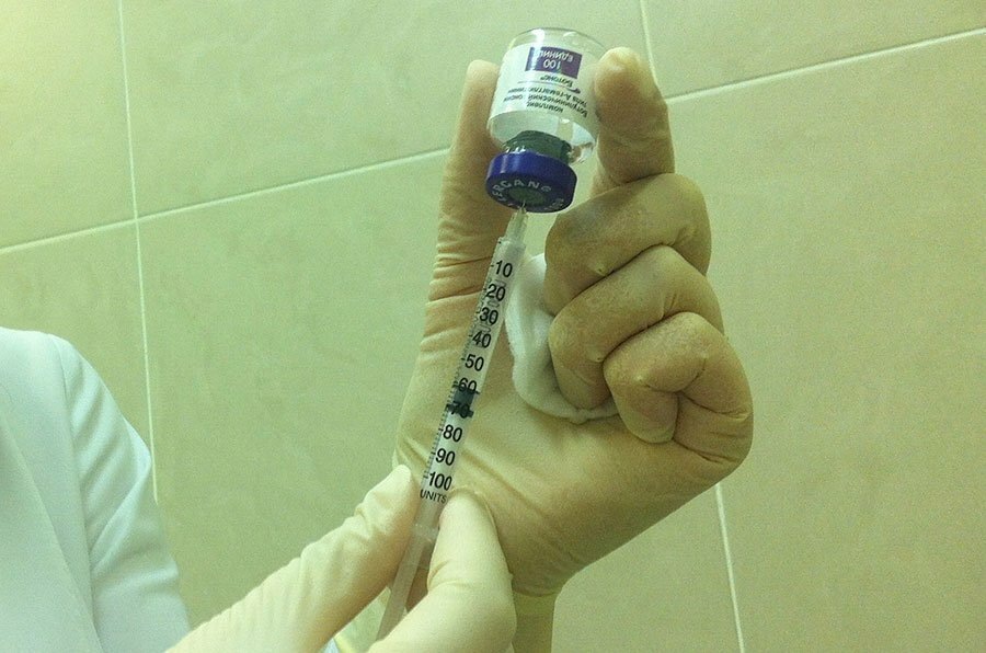 Игла очень тонкая, поэтому боли нет...