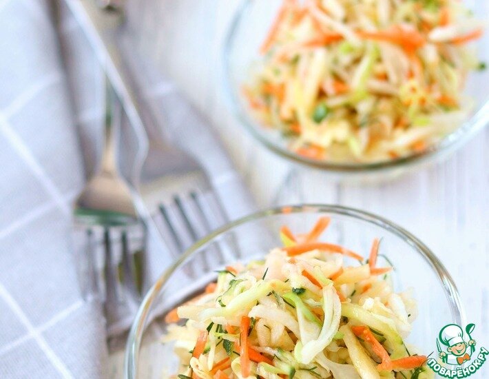 Салат прост в приготовлении, но он будет хорошим дополнением к основным мясным и рыбным блюдам на обеденном столе.