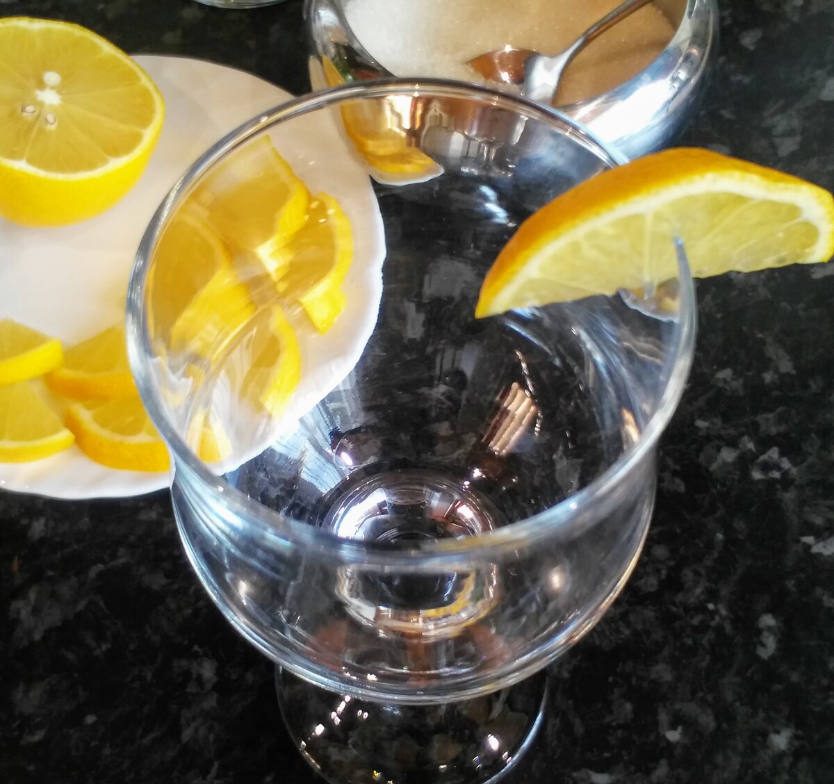 Украшаем стакана сахаром для коктейля