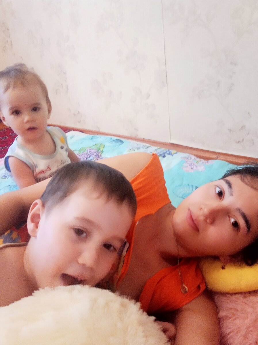 Целый день лежим на полу. Вот такая у нас получилась огромная "кровать".  