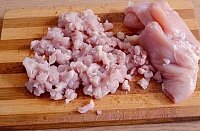 Отбиваем и мелко нарезаем куриное филе. 