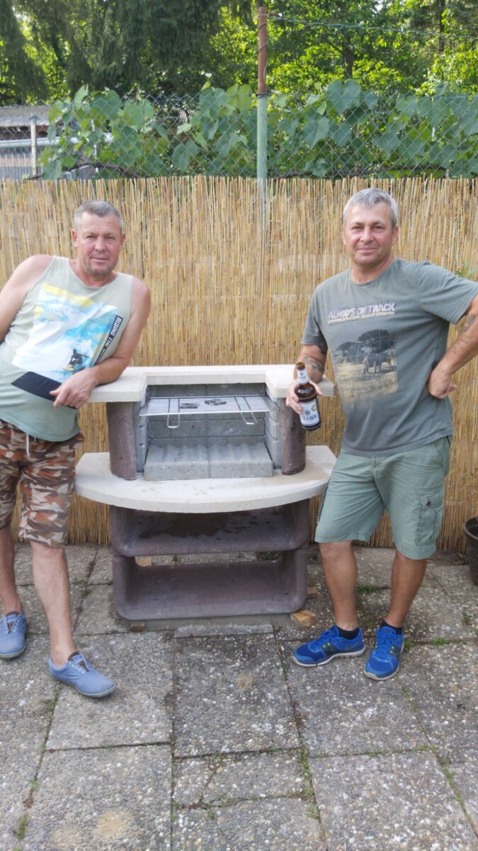 Слева папа, справа его младший брат. Германия 2020 год.