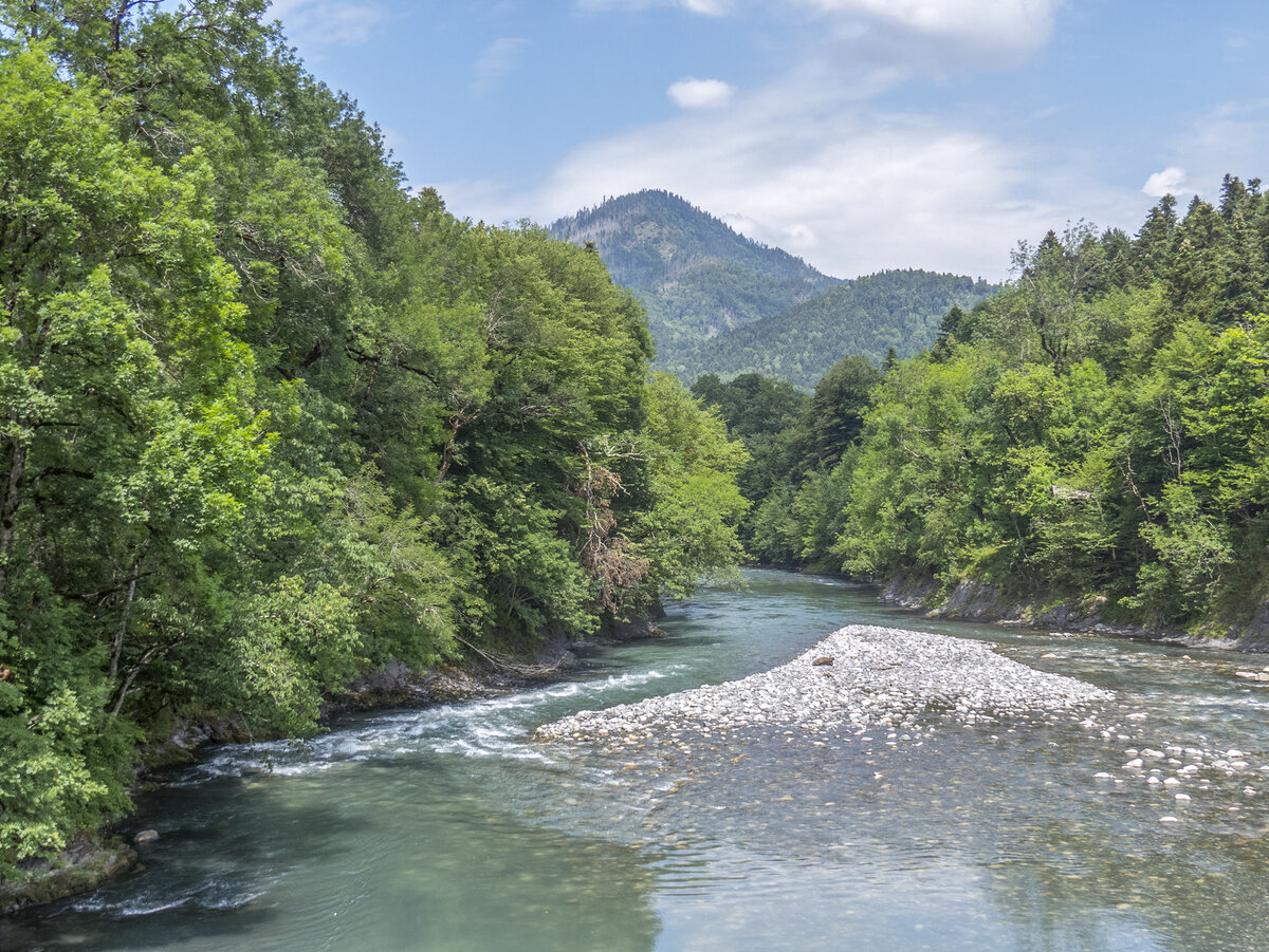 Река Белая в п. Гузерипль. Вдали гора Казачья. 