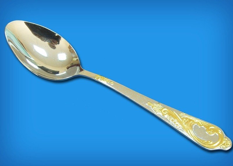 чайная ложка с золотыми узорами на ручке и каким то мужиком с фотиком в отражении!