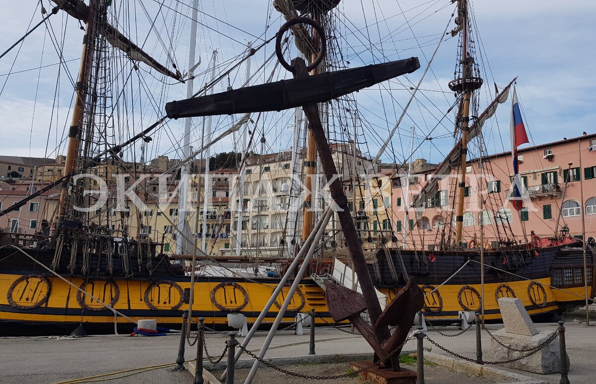 Старый якорь в старом порту