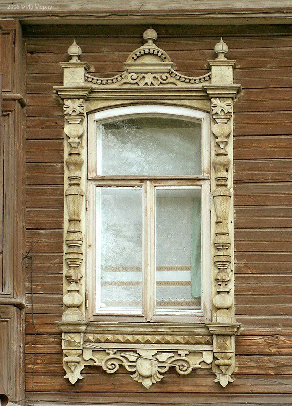 Окно в русской избе. Окно в избе. Окно русской избы. Наличник окна русской избы. Наличники на русских избах.