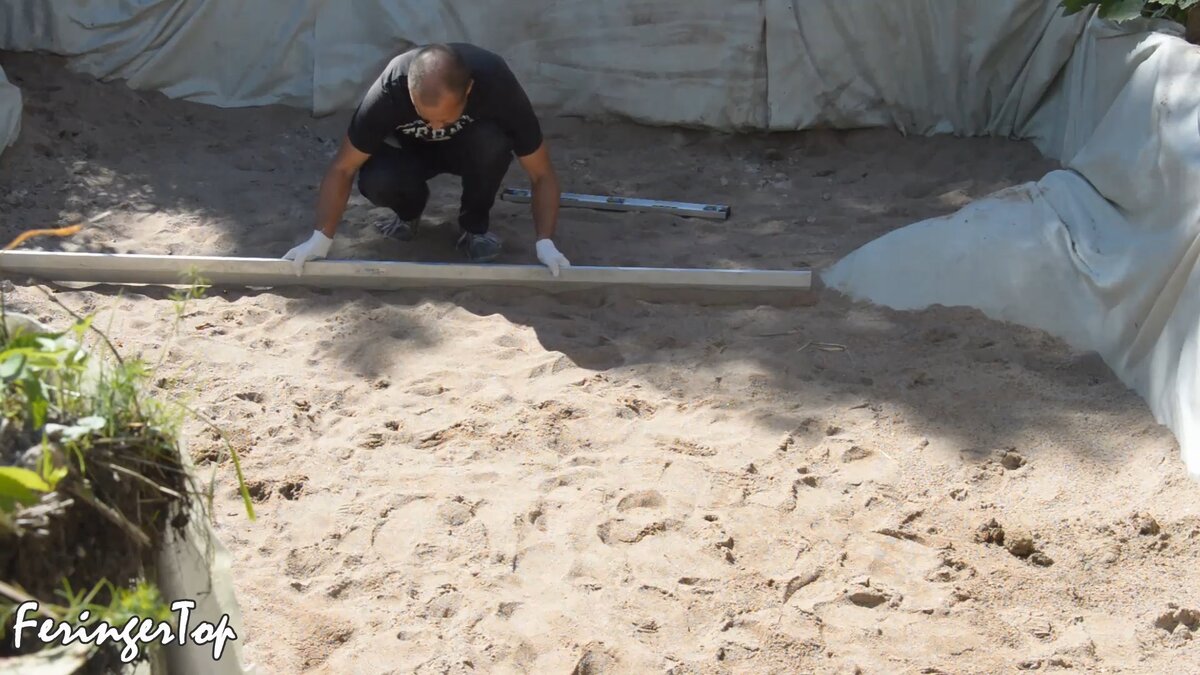 Выровнял песчаное основание