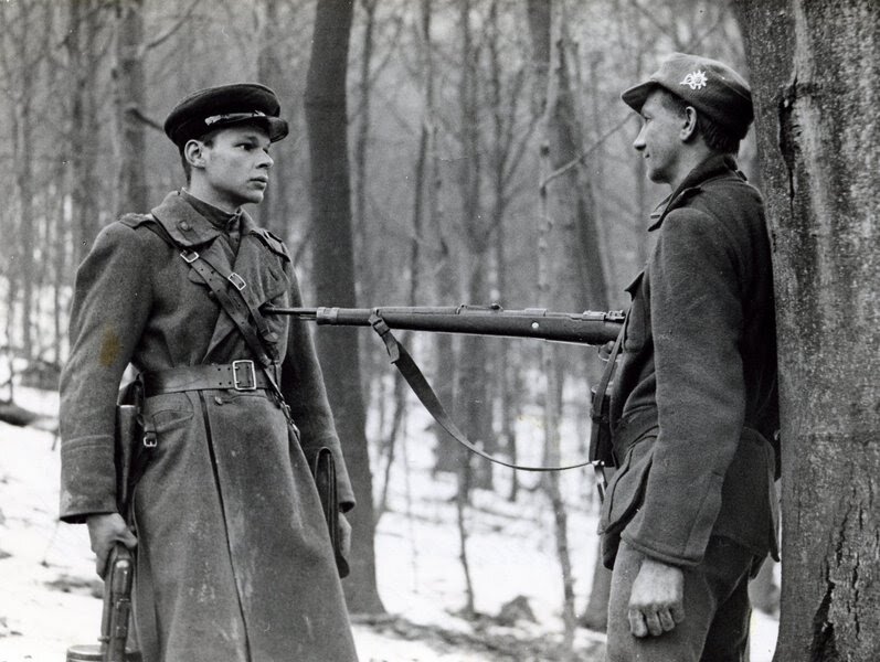Никита Михайловский и Виктор Бычков (справа) в фильме «Ради нескольких строчек». Кадр из фильма