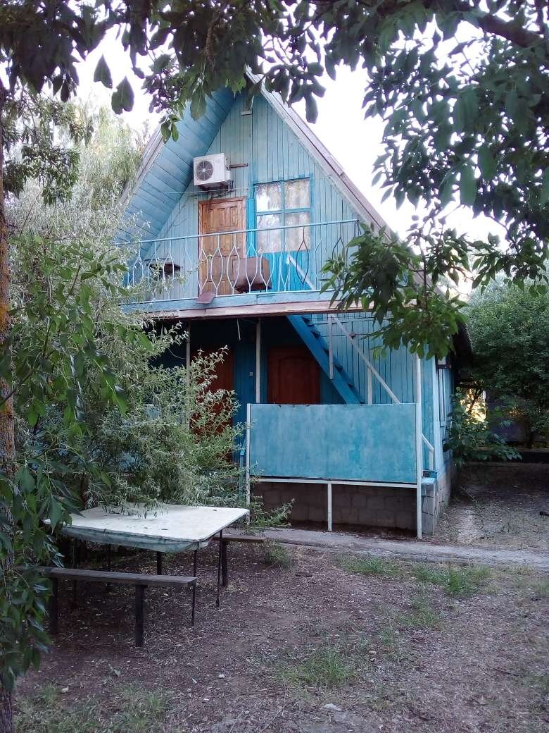 В этом домике 6 номеров, по 3 с каждой стороны.