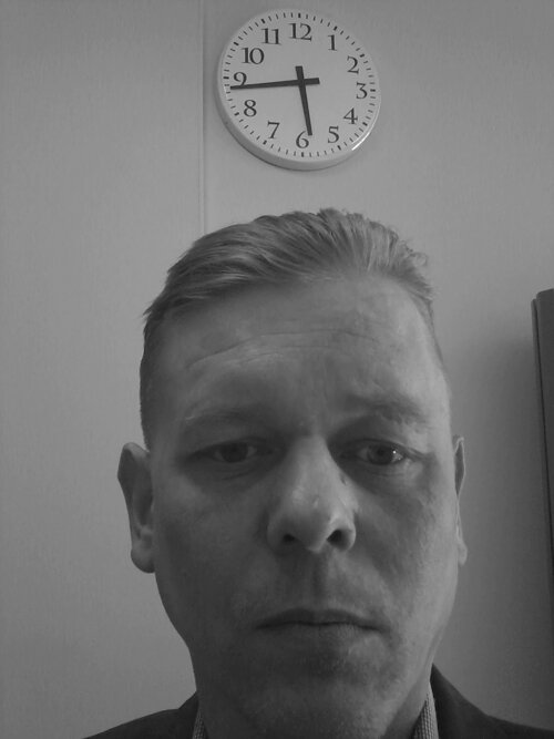 Автор в Санкт-Петербургском городском суде. Заседание было назначено на 15:35, как видите, на часах уже 17:46, а передо мной еще 6 заседаний.