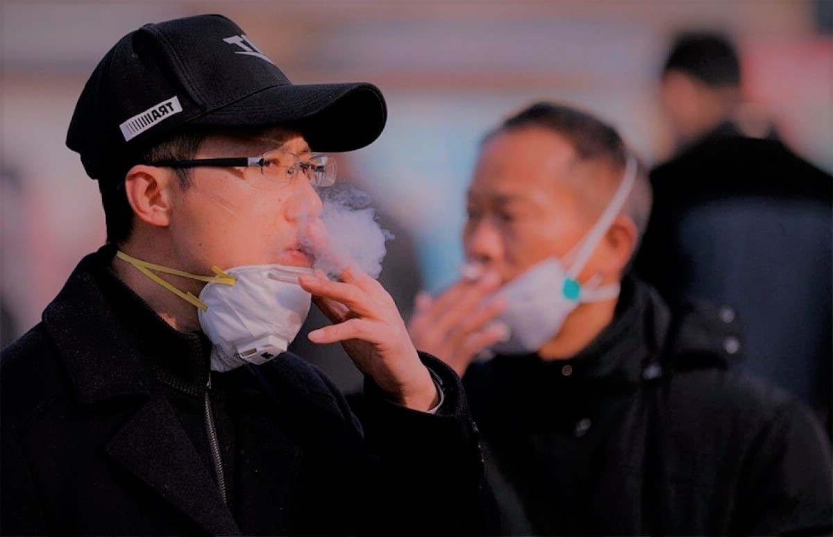 Во многих странах мужчины чаще курят, чем женщины, что влияет на их здоровье легких .