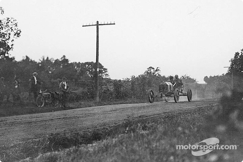 Ford T использовался везде – и в гонках тоже участвовал. К примеру, вот в этих, в штате Иллинойс в 1911 году