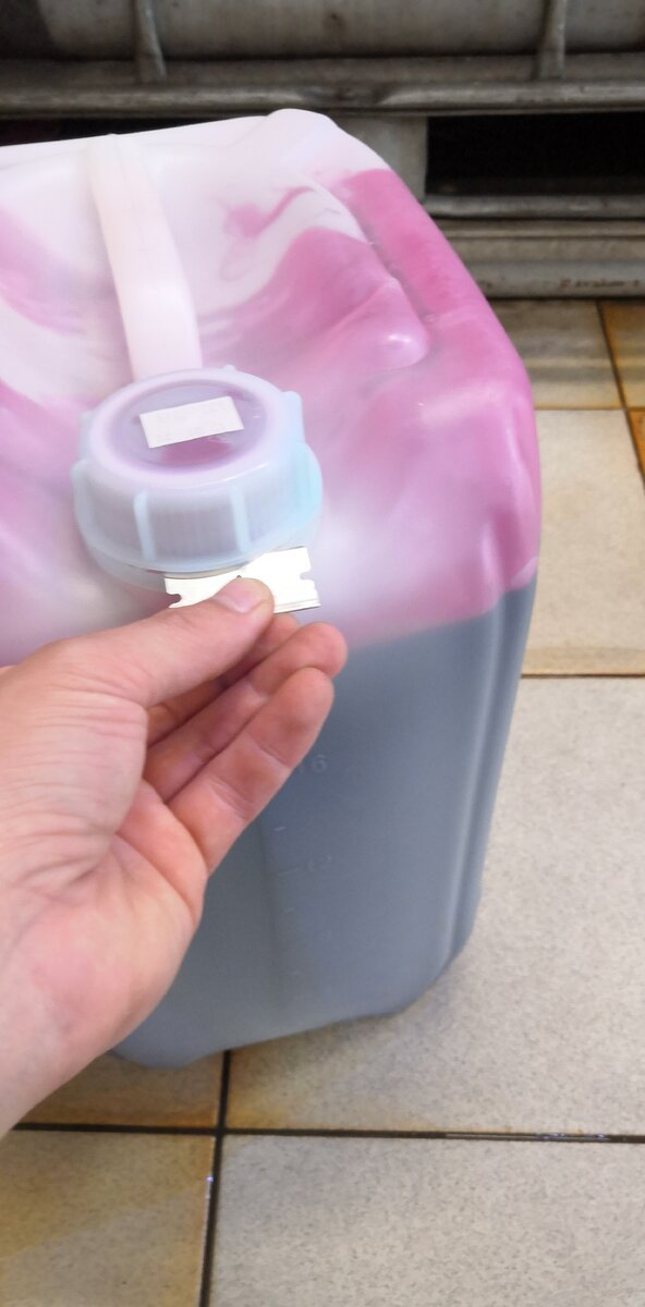 Канистра и лезвие