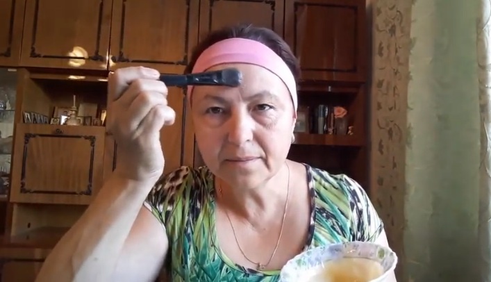 У моей соседки в 43 года ни одной морщинки на лице. Ее секрет меня удивиляет. Пробую тоже.