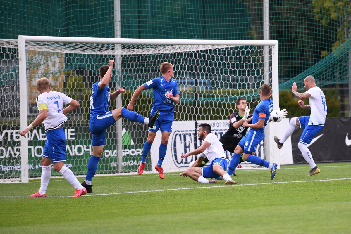 Брянские динамовцы атакуют ворота "Чертаново"