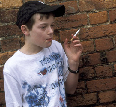 на картинке не я, но я был примерно такого же возраста, когда начал курить 