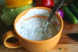 ШАГ 2:
Сначала приготовим соус, чтобы он постоял какое-то время и хорошо соединились все вкусы. Для этого добавляем в сметану порубленную петрушку, пропущенный через пресс чеснок, соль и перец и все хорошо перемешиваем.