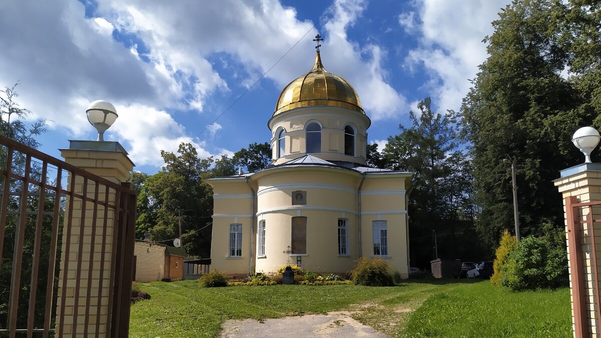 С золочёным куполом в солнечный день выглядит очень красиво. Но так было не всегда.