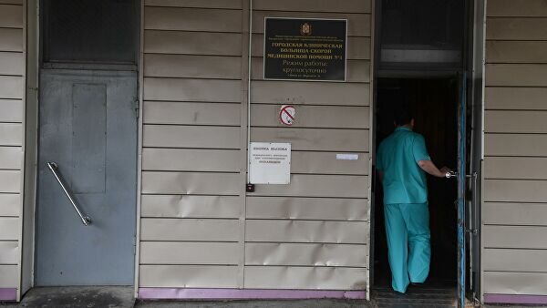 ОМСК, 21 авг - РИА Новости. Ядов или следов их пребывания в крови и моче госпитализированного в Омске Алексея Навального на сегодняшний день не выявлено, сообщил журналистам заместитель главного врача омской больницы скорой медицинской помощи №1 Анатолий Калиниченко.
Он рассказал, что анализы продолжают проводиться как в Омске, так и в Москве.
"Мы говорим сейчас о различных возможностях отравления. На сегодняшний день из тех исследований, которые были выполнены, ядов не выявлено в крови или в моче, ядов или следов их пребывания", - сказал Калиниченко.
"Поэтому в настоящее время диагноз отправление, наверное, он где-то остается в подкорке нашего сознания, но мы не считаем, что пациент перенес отправление", - добавил врач.