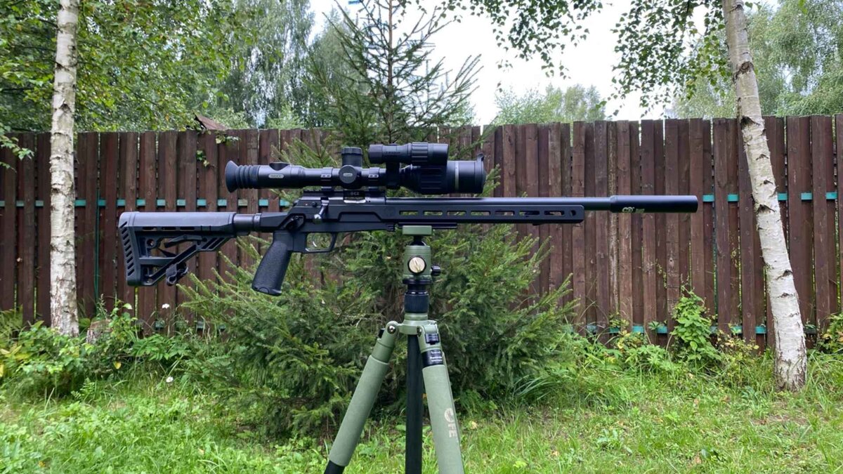 Вместо деревянной ложи, винтовка обзавелась тактическим алюминиевым шасси, эргономичной рукоятью, регулируемым прикладом, модератором звука, планкой вивера и прицелом