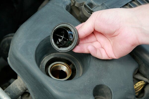 Во-первых, вокруг крышки как минимум не должно быть обширных масляных пятен.