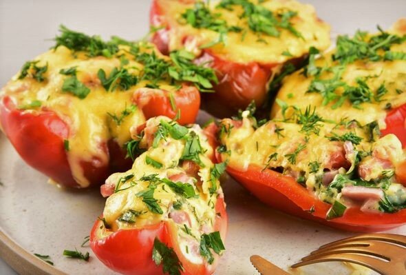Перец фаршированный овощами. Перец, фаршированный колбасой и сыром. Фаршированные перцы с картошкой. Как можно начинить колбасу без насадки. Перец фаршированный колбасой.