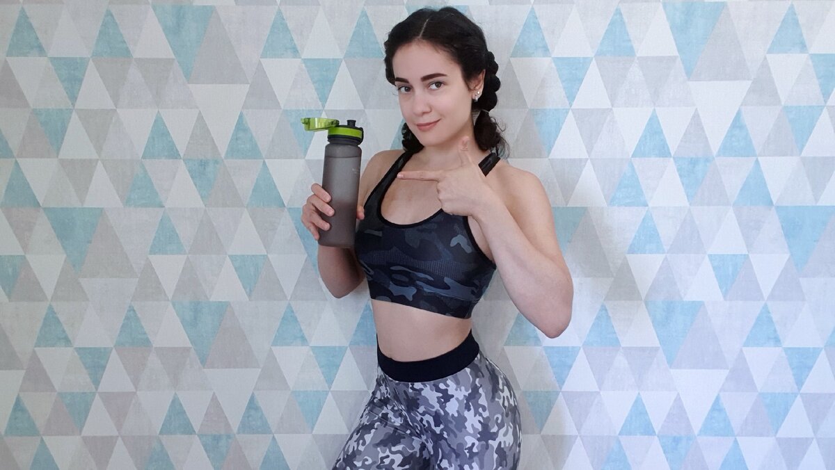 Это я показываю вам, какая у меня красивая бутылка.