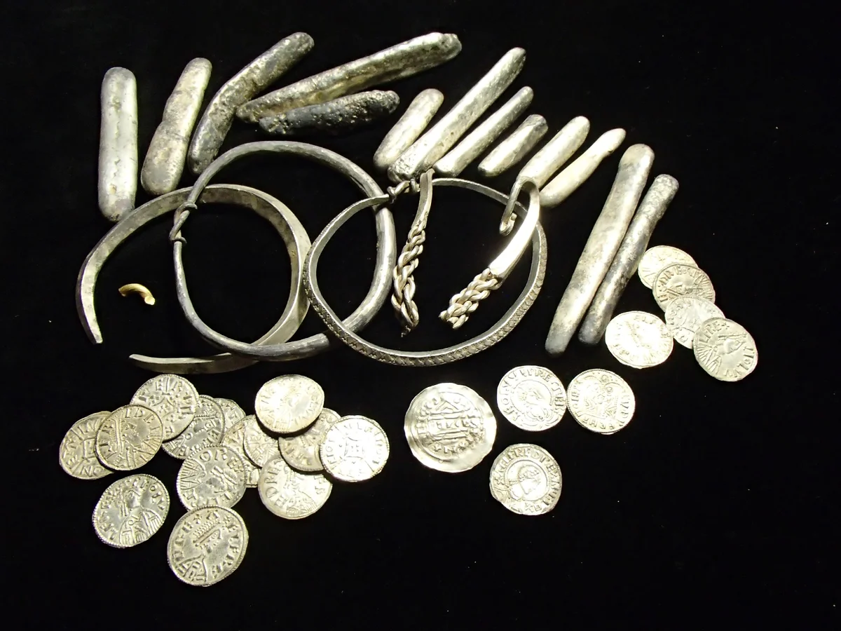 Золото в древние времена. Древние украшения клад Британия. Клад викингов на острове Готланд. Металлические деньги. Металлические деньги в древности.