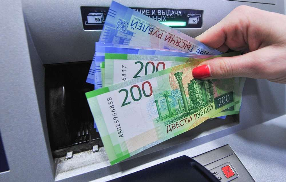 Фото: Презентация работы устройств самообслуживания ВТБ с купюрами 200 руб. и 2 тыс. руб. / Сергей Киселев / Агентство «Москва»