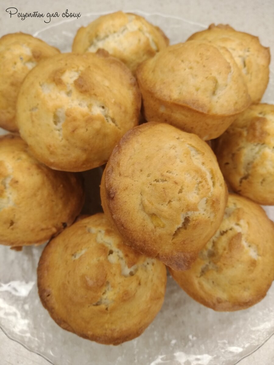 Вариант подачи маффинов на прозрачном блюде