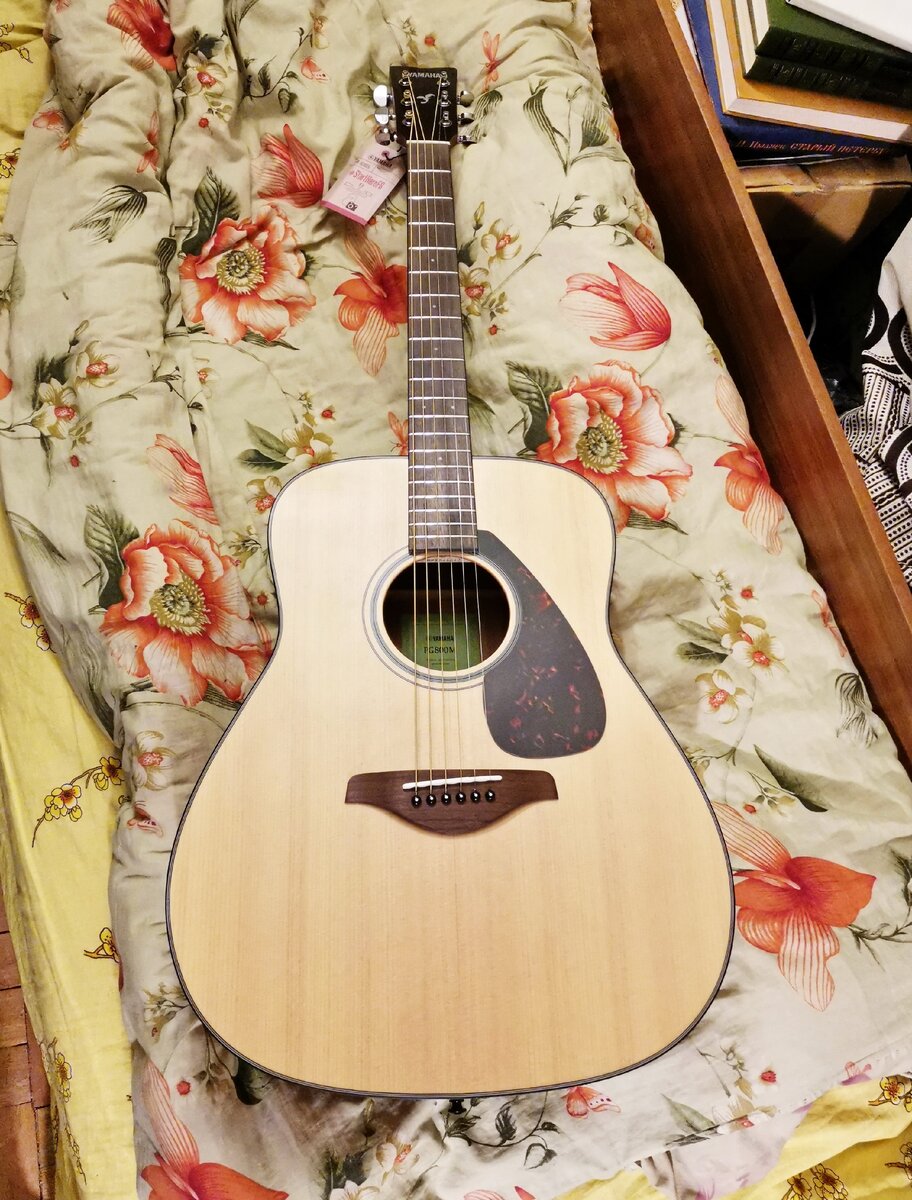 Собственное фото, 2020 год: гитара "Ямаха", акустика, узкий гриф.