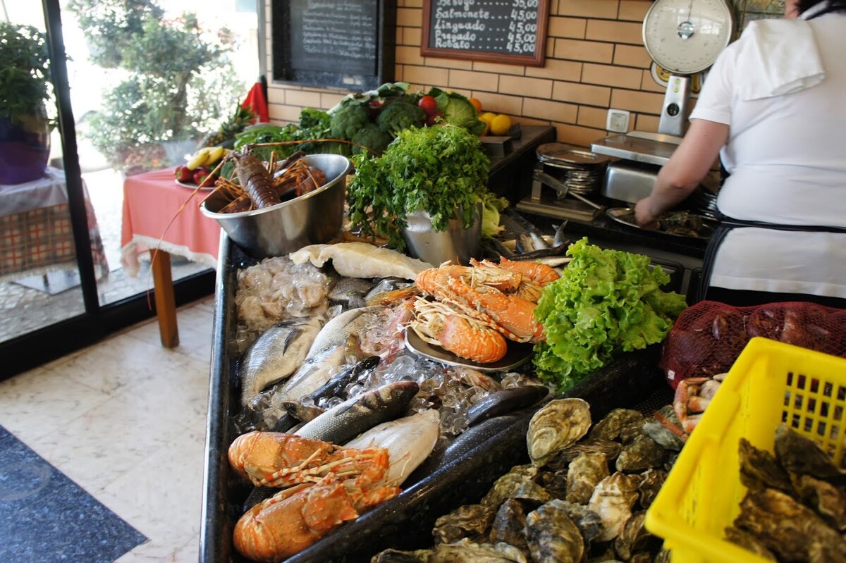 Прилавок рыбного ресторана в Португалии. Можно выбрать свежую рыбу или морепродукты. Очень, конечно, полезно, но дороговато.