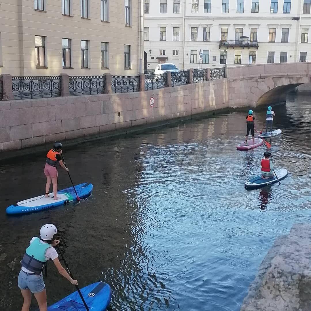 Сап-серферы передвигаются по каналу Грибоедова