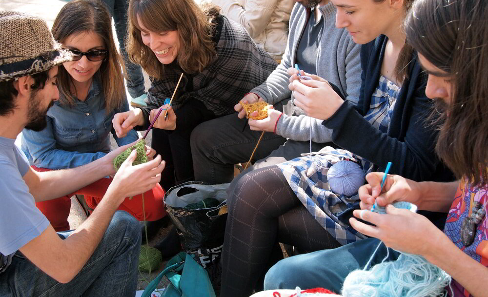 Молодые учатся вязать.