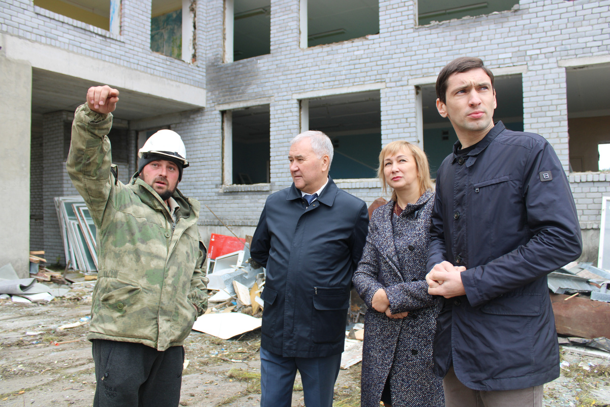 Слева направо: представитель подрядчика, В. Омельчук, И. Просоленко, А. Самарин