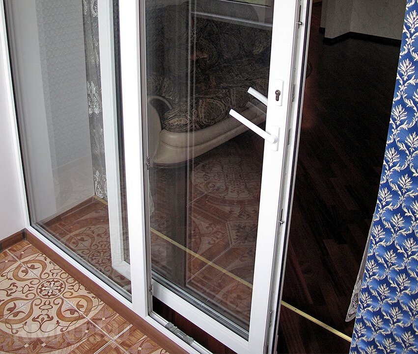 Пластиковую балконную дверь открывается
