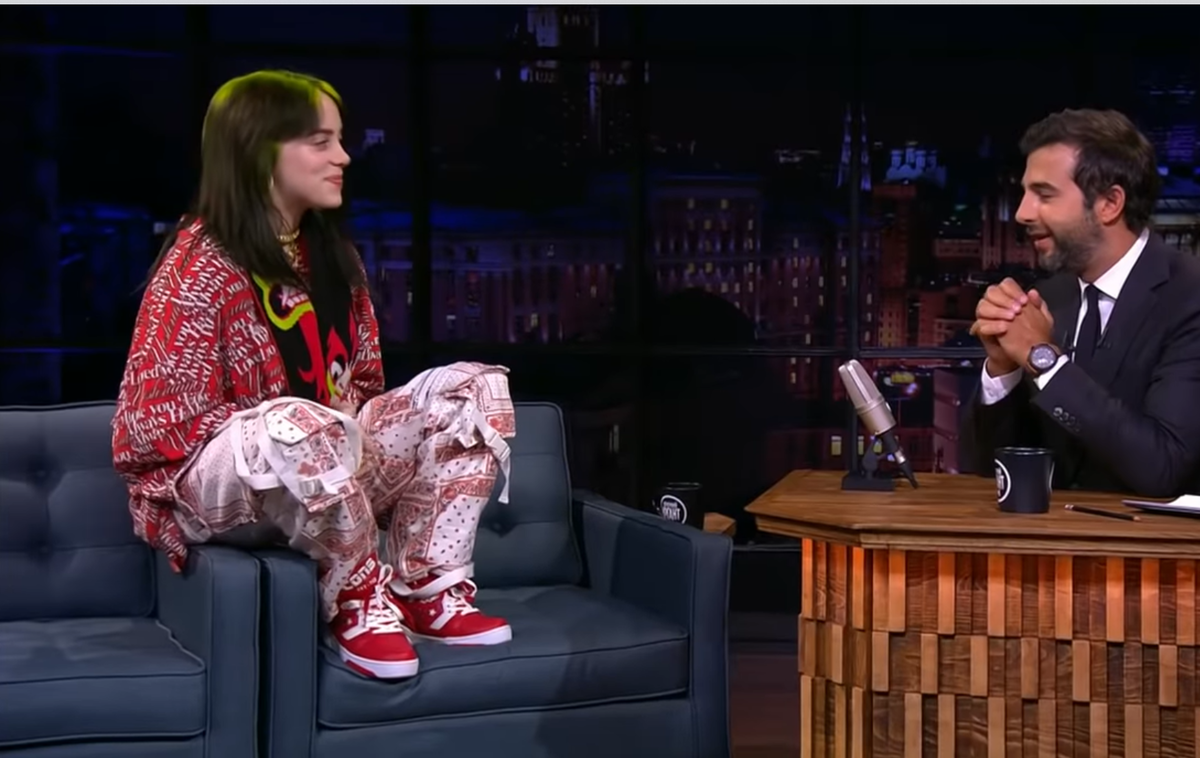 Изображение взято из открытого и общедоступного источника  https://youtubik.ru/billi-ajlish-stala-gostej-vechernego-urganta/