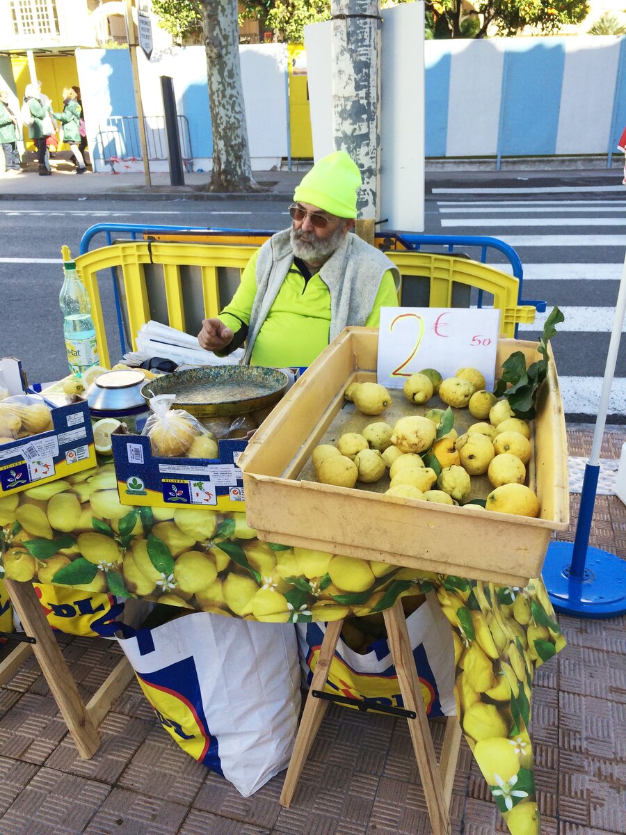 Например, вот такой жизнерадостный продавец лимонов приехал на фестиваль из Сицилии. 