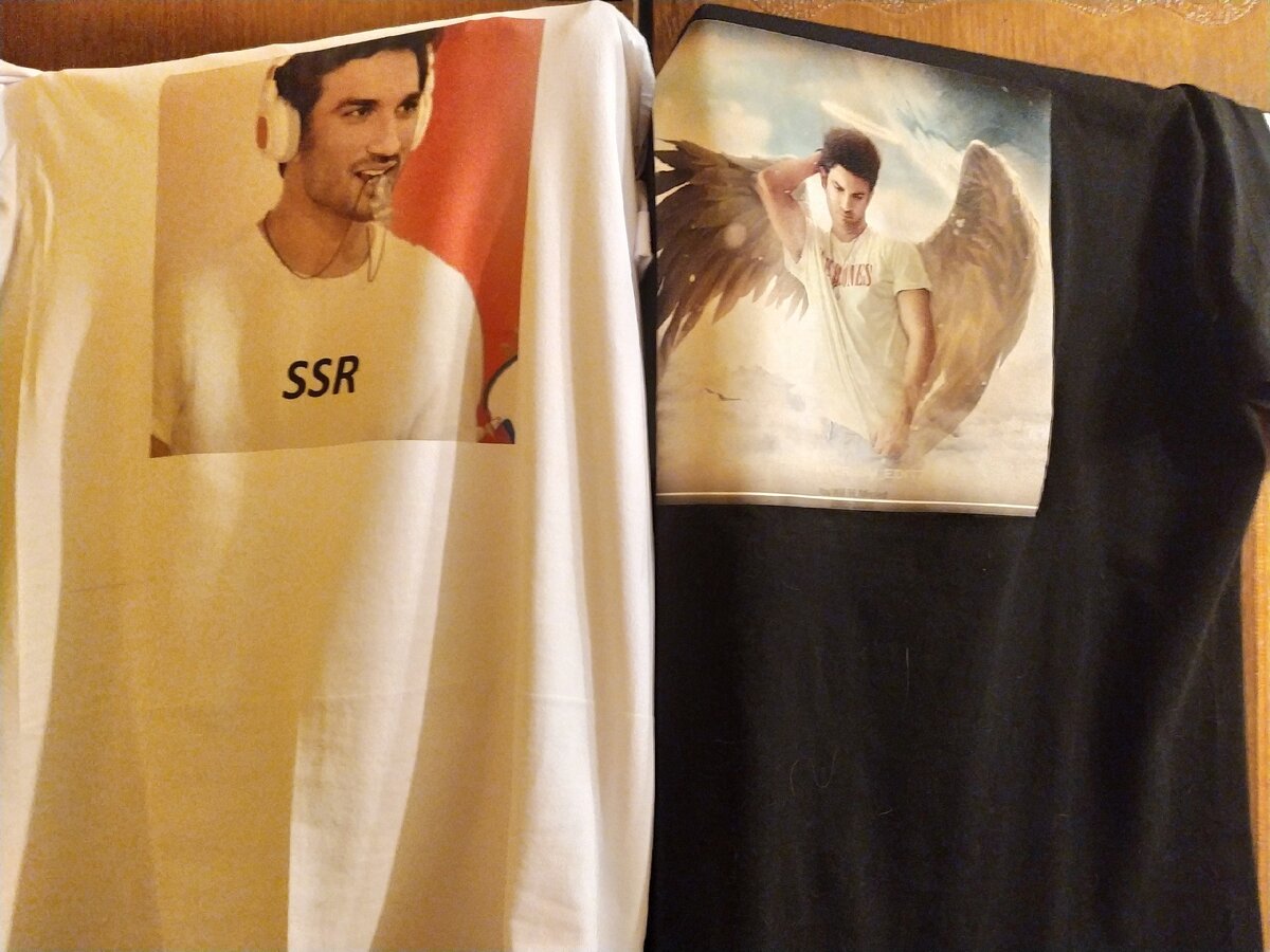 фото моё. Футболки красуются на створках шкафа))