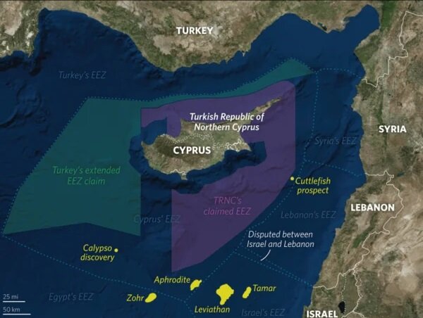 Фиолетовый - зона, на которую претендует Турецкая Республика Северного Кипра. Зеленый - та, на которую претендует сама Турция. 