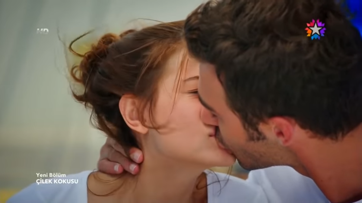 «Девушки целуются в губы!»: 5 самых провокационных поцелуев звездных россиянок